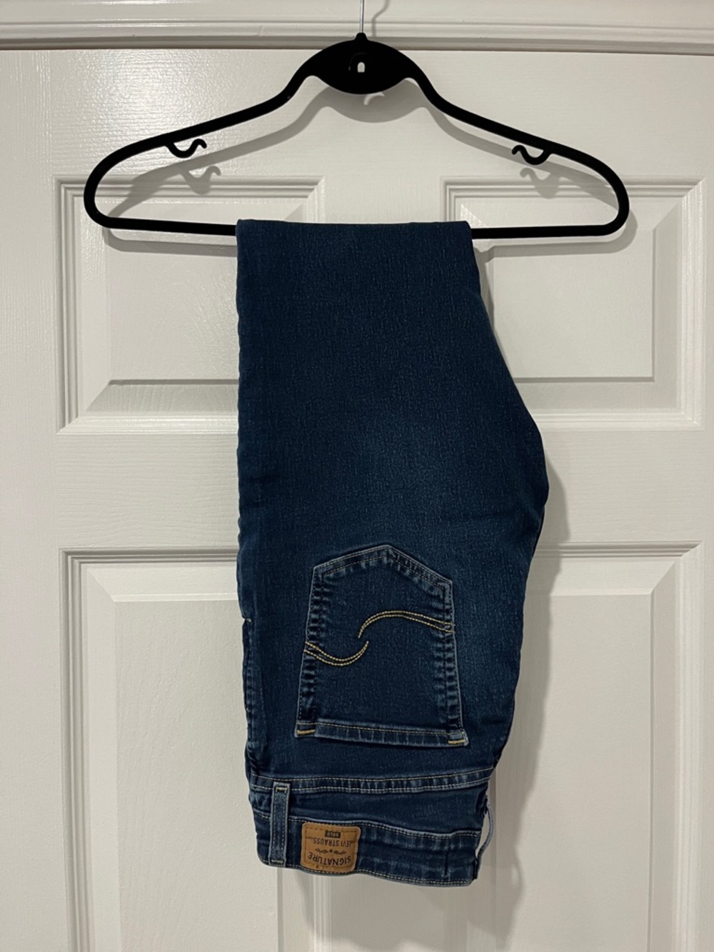 Levi's Signature Dark Blue Denim Midrise Skinny Jeans Size 4 with 29” inseam